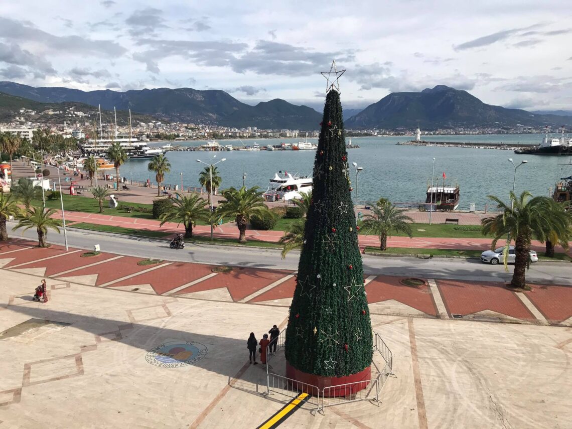 Juletræ på havnen i Alanya
